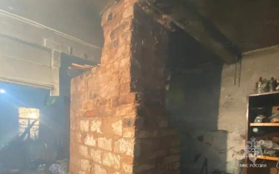 Спасатели потушили жилой дом в брянском посёлке ночью