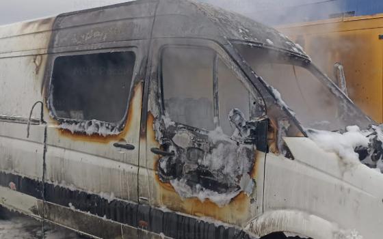 Микроавтобус потушили спасатели в Брянске в среду