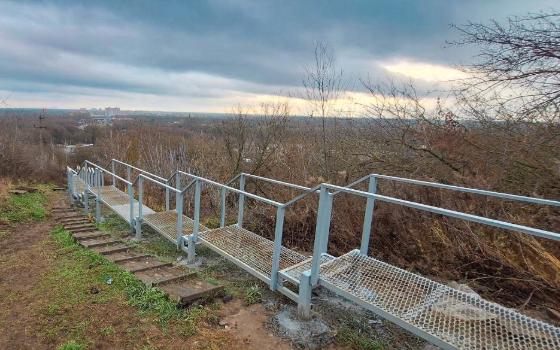 В Советском районе Брянска деревянную лестницу заменили металлической