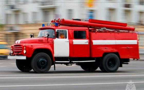 20 человек эвакуировали спасатели из горящего дома в Фокино