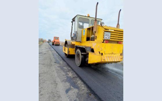 Новое покрытие укладывают на трассе в Красногорском районе