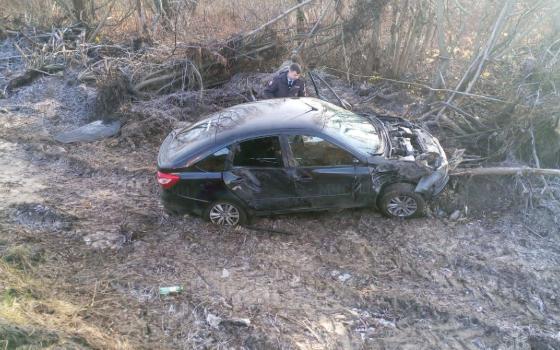 Автомобиль съехал с дороги на трассе в Красногорском районе