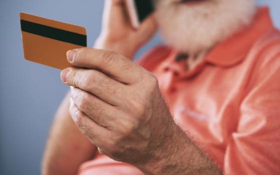 Пенсионеру из Красногорского района предъявлено обвинение в краже денег с карты