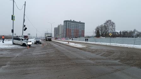 Легковушка врезалась в светофор на перекрёстке в Брянске