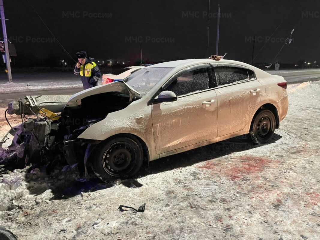 Легковушка снесла столб на дороге в Большом Полпино