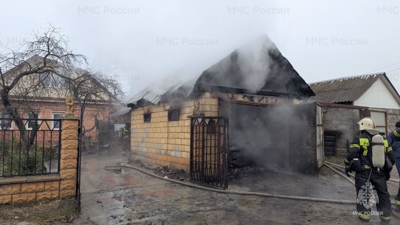 Автомобиль сгорел в гараже в Брянске