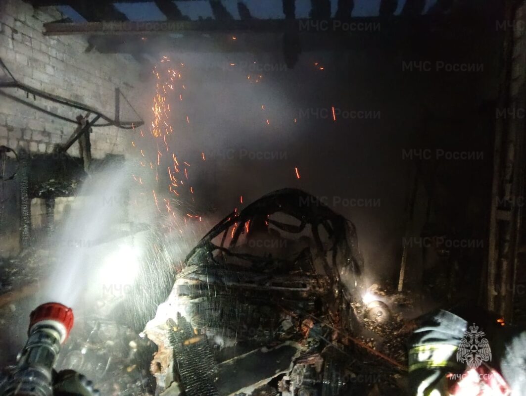 Гаражи потушили спасатели в Брянске накануне