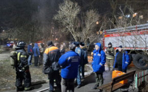 Четырёх человек эвакуировали из горящей многоэтажки в Фокино