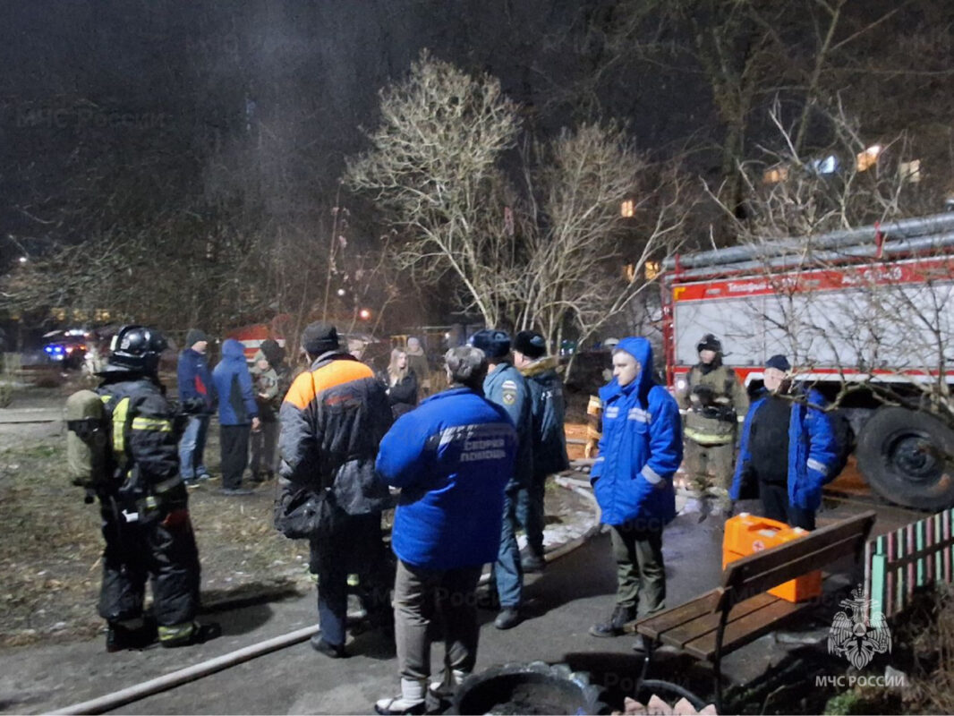 Четырёх человек эвакуировали из горящей многоэтажки в Фокино