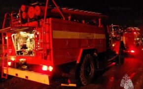 Человек пострадал на пожаре в многоэтажке в Дятьково ночью