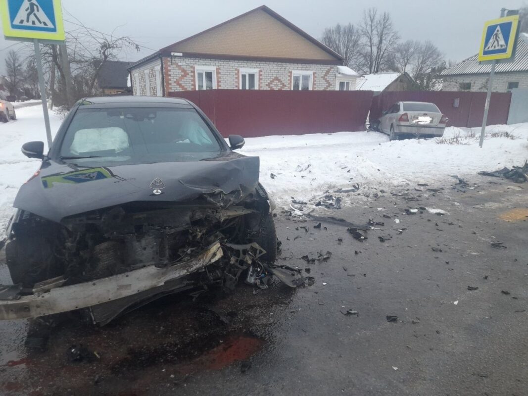 Две иномарки столкнулись на перекрёстке в Карачеве