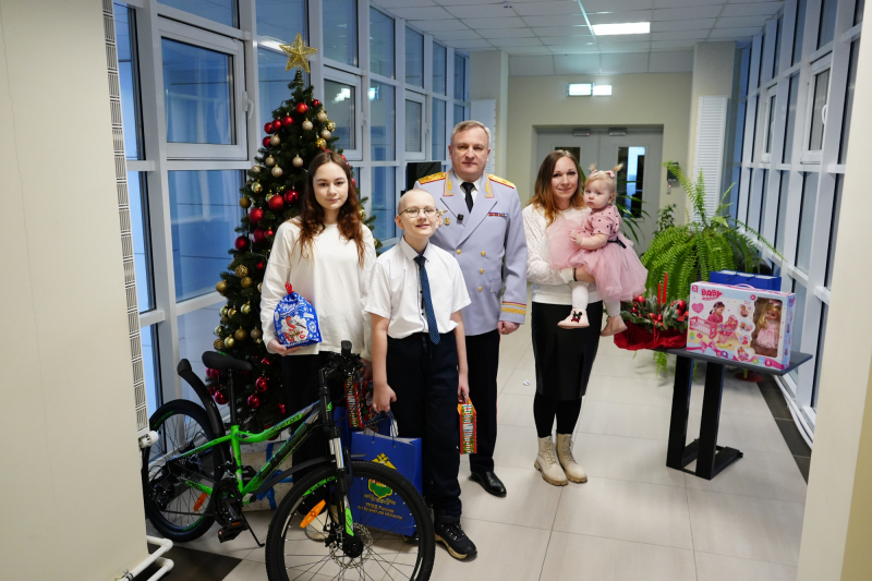 Начальник брянской полиции исполнил мечту Кирилла из многодетной семьи