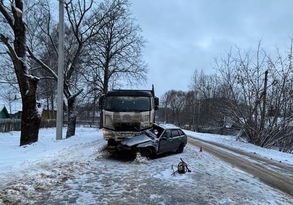 Водитель легковушки погиб при столкновении с грузовиком на трассе в Суражском районе
