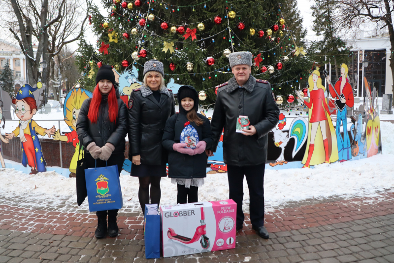 Брянские полицейские исполнили мечты двух юных жительниц областного центра