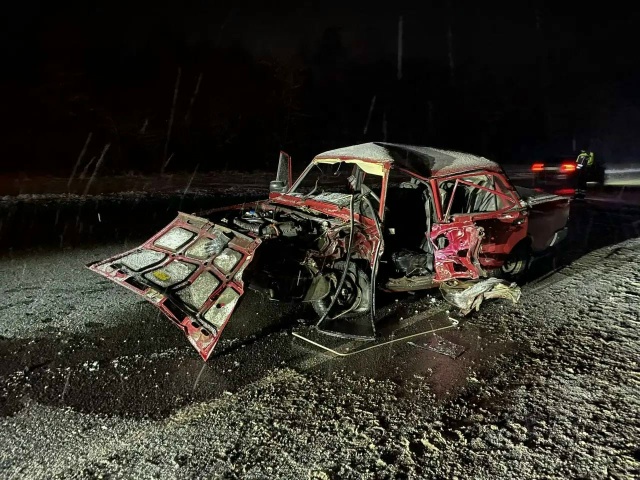 Легковой автомобиль столкнулся с фурой на трассе в Карачевском районе