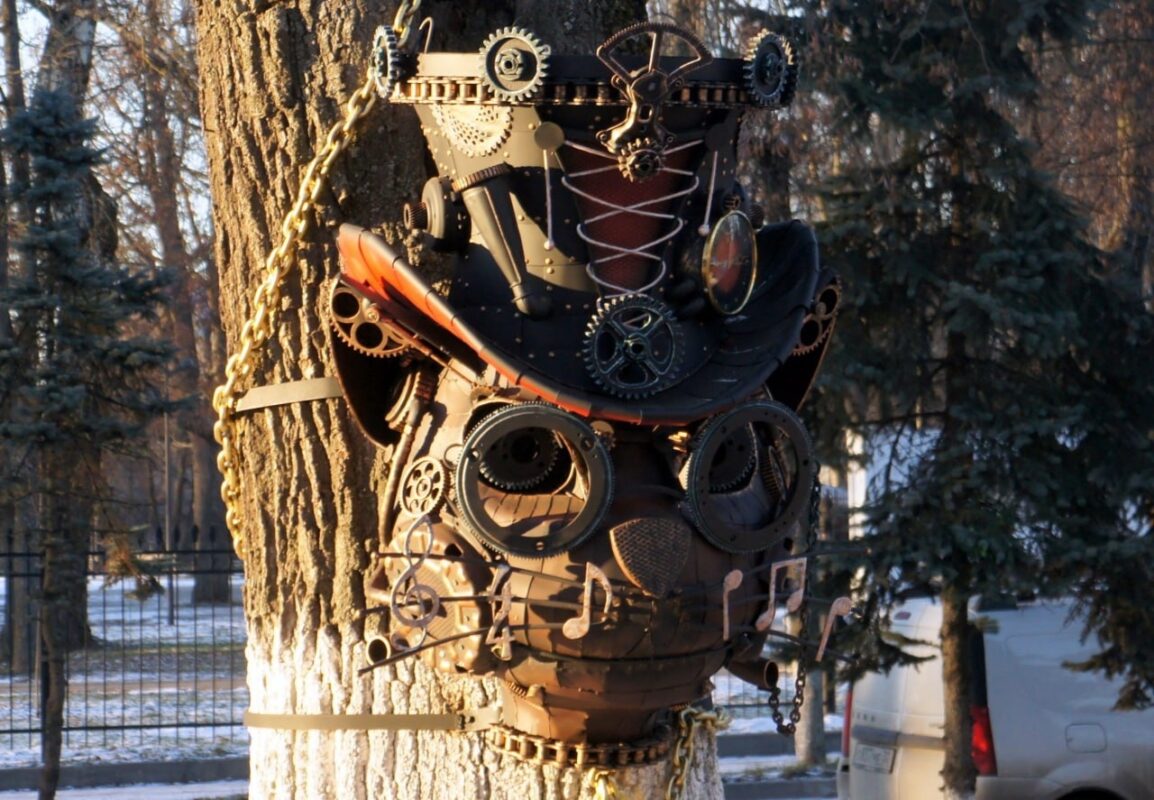 В парке Брянска на дубе «поселился»  Кот учёный