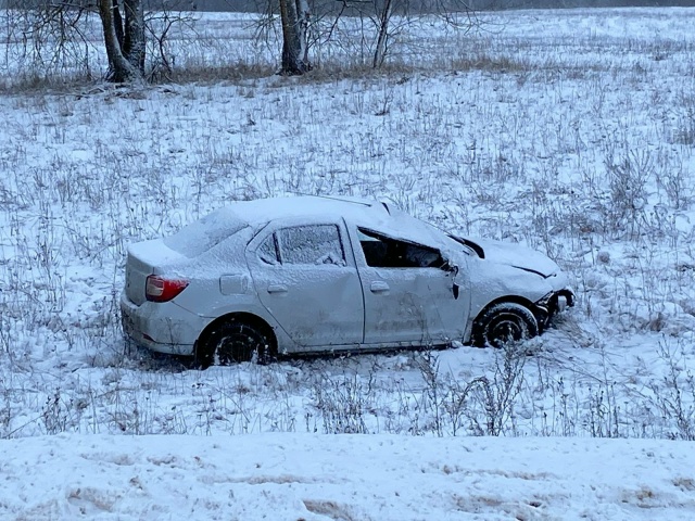 Иномарка упала в кювет на брянской трассе