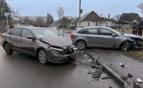 Спасатели отключили аккумуляторы у повреждённых в ДТП машинах в Брянске