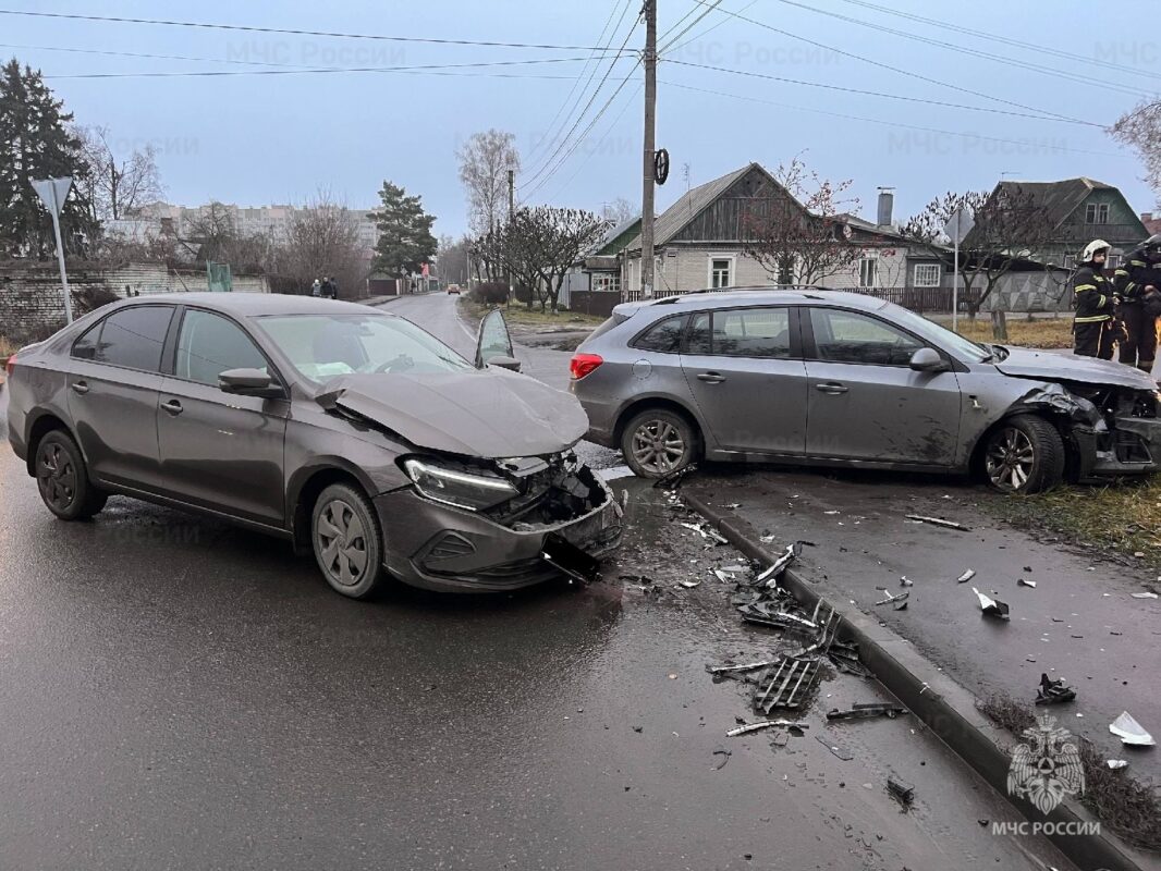 Спасатели отключили аккумуляторы у повреждённых в ДТП машинах в Брянске