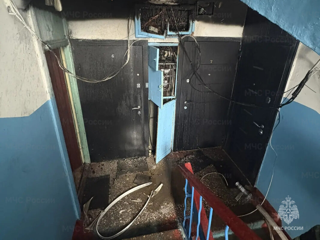 Из горящей многоэтажки в Брянске спасатели вывели пять жильцов