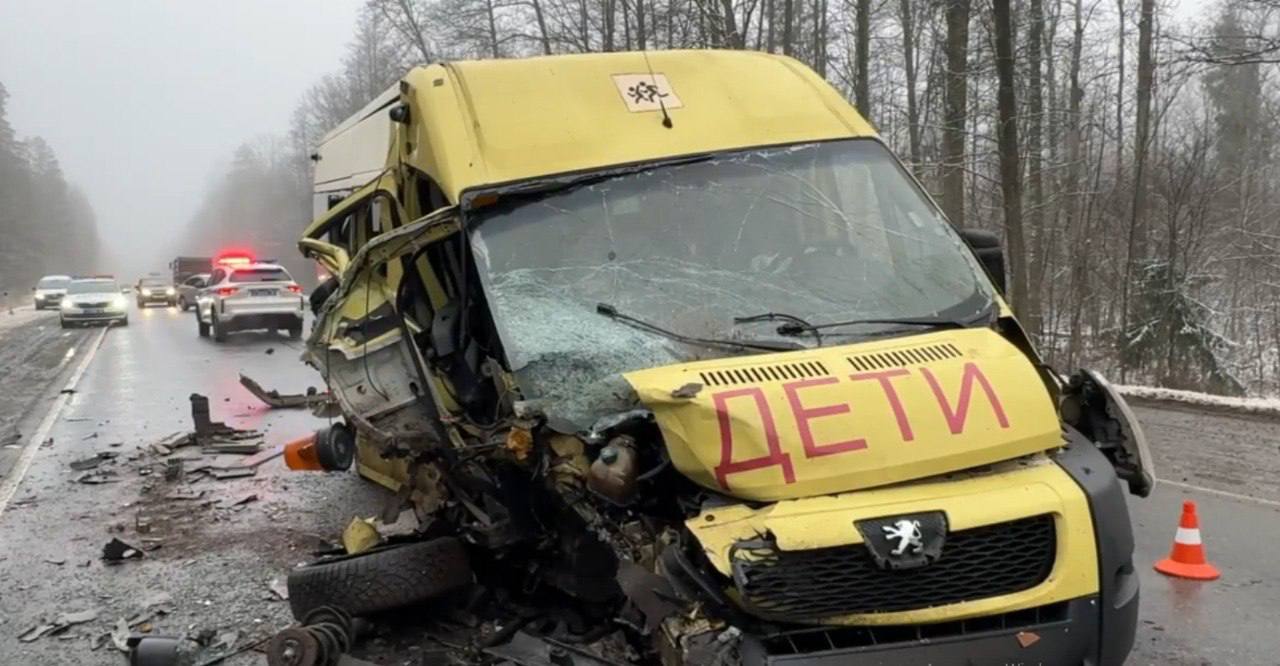 Иномарка и школьный автобус столкнулись на брянской трассе утром во вторник