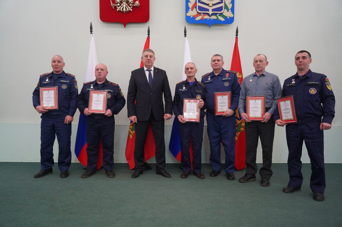Брянские спасатели получили награды в честь профессионального праздника