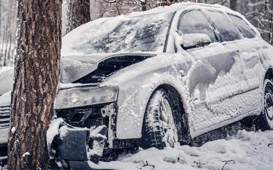 Иномарка врезалась в дерево на трассе в Навлинском районе