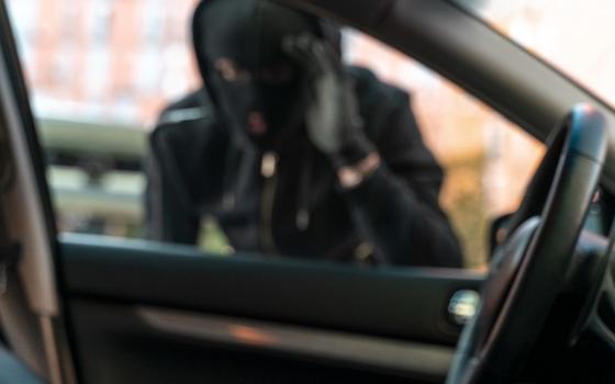 Кражу музыкальной колонки из машины за один день раскрыли брянские полицейские