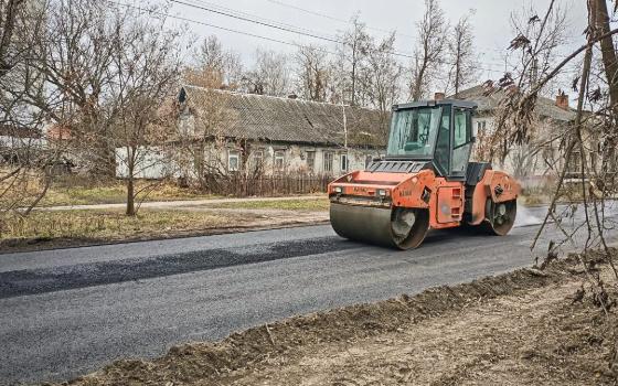 Выравнивающий слой асфальта уложил подрядчик на улице Куйбышева в Брянске