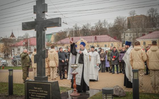Крест памяти воинам-защитникам Отечества открыли в Брянске