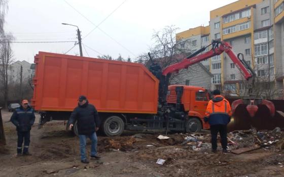 На улице Ромашина в Брянске убрали мусор и засыпали смотровые ямы