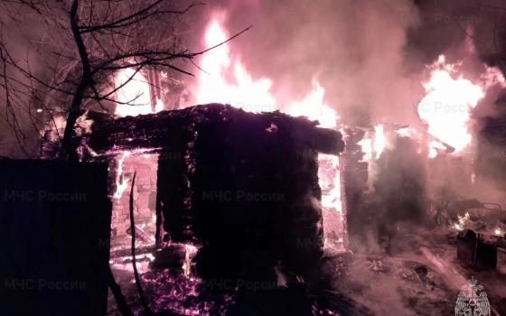 Огонь уничтожил жилой дом в брянском посёлке утром во вторник