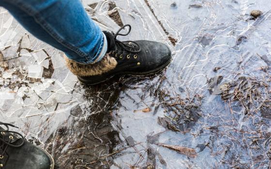 Суд обязал брянский комитет ЖКХ  заплатить поскользнувшейся на тротуаре школьнице