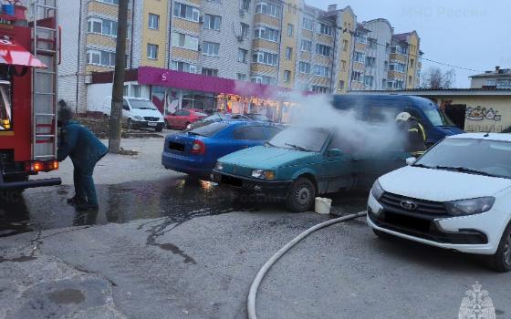 В Клинцах во дворе многоэтажек загорелся легковой автомобиль