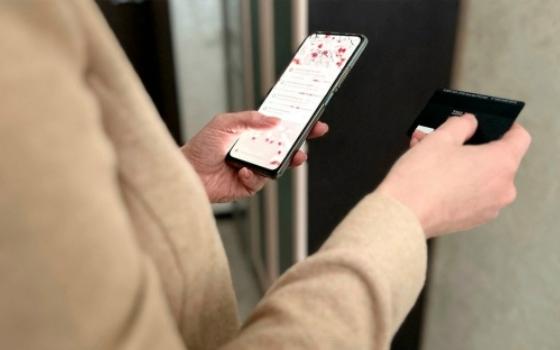 Владелицу счёта брянский суд обязал вернуть похищенные мошенникам у пенсионерки деньги