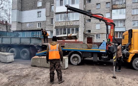В «Лесных сараях» в Брянске газоны огородили бетонными блоками