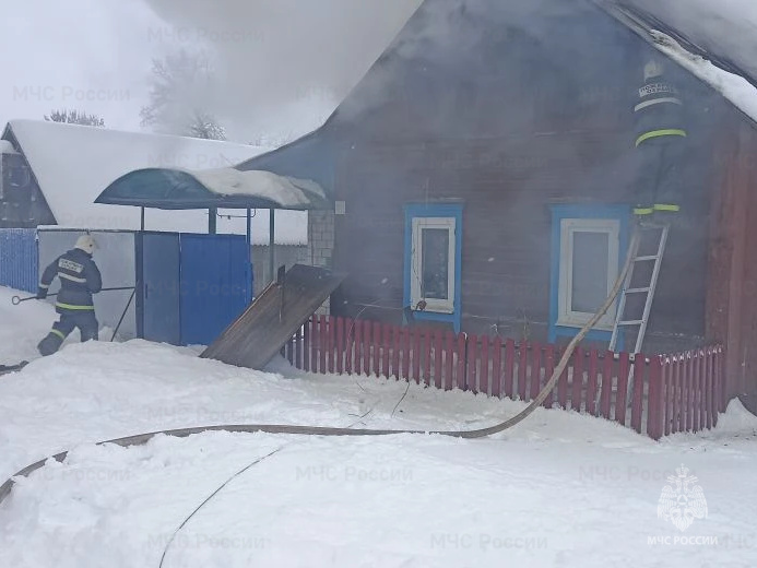 Жилой дом горел в брянском посёлке утром в понедельник