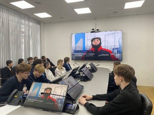 Филиал «Брянскэнерго» организовал экскурсию для юных энергетиков