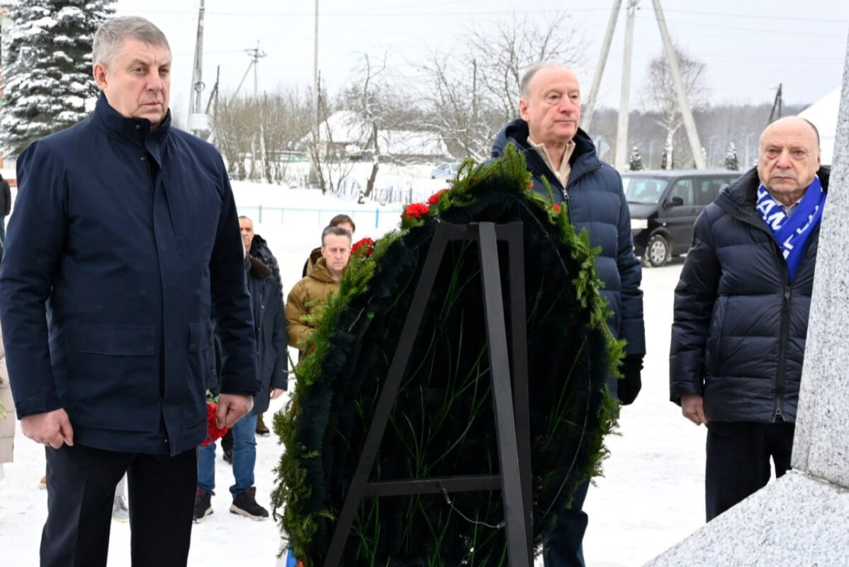 Помощник Президента РФ посетил мемориал в селе Журиничи