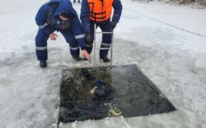 Более 70 человек и 18 единиц спецтехники ищут провалившихся в реку детей в Брянске