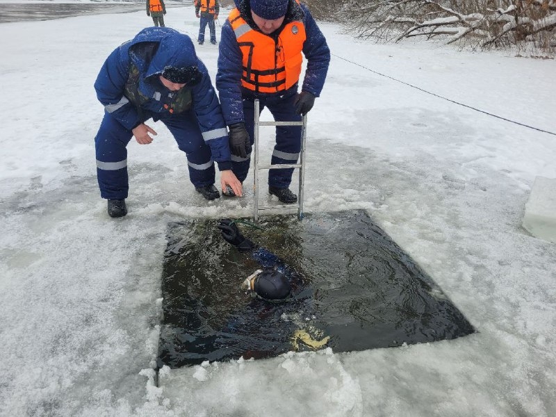 Более 70 человек и 18 единиц спецтехники ищут провалившихся в реку детей в Брянске