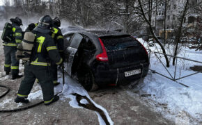 Спасатели потушили легковой автомобиль в Брянске утром во вторник