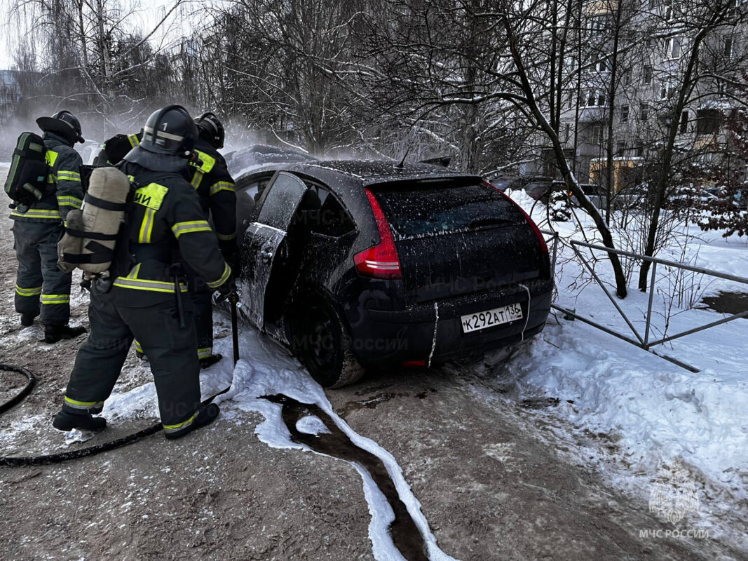 Спасатели потушили легковой автомобиль в Брянске утром во вторник