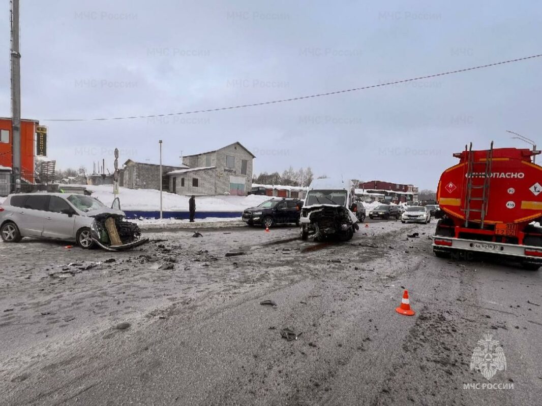Три автомобиля столкнулись в Брянске в пятницу днём