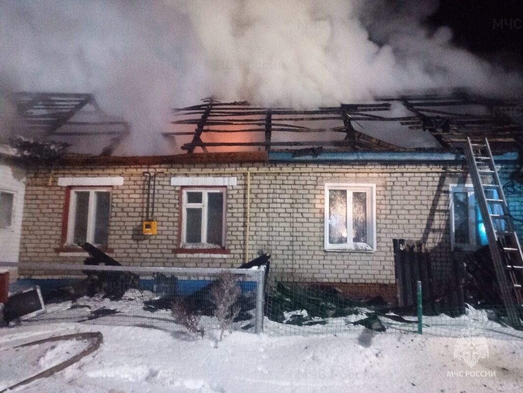 Пожарные спасли человека из горящего дома в Дятьковском районе