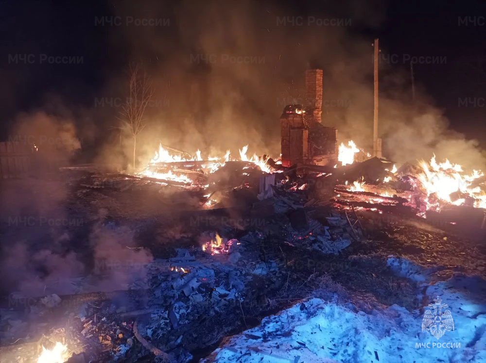 Огонь уничтожил жилой дом в Навлинском районе накануне