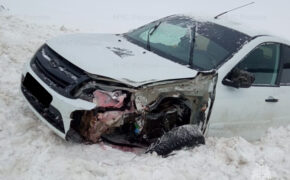 Легковушка съехала в кювет на трассе в Дятьковском районе