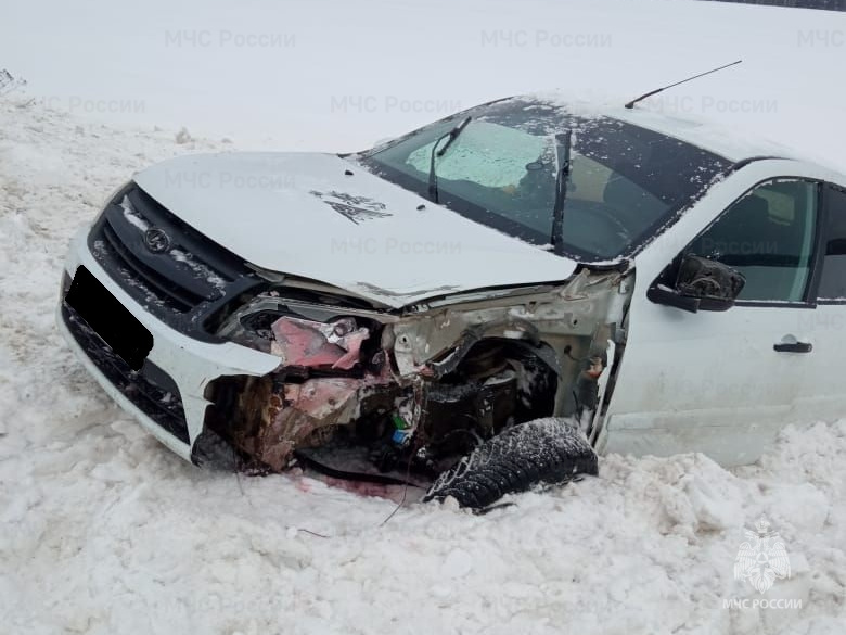 Легковушка съехала в кювет на трассе в Дятьковском районе