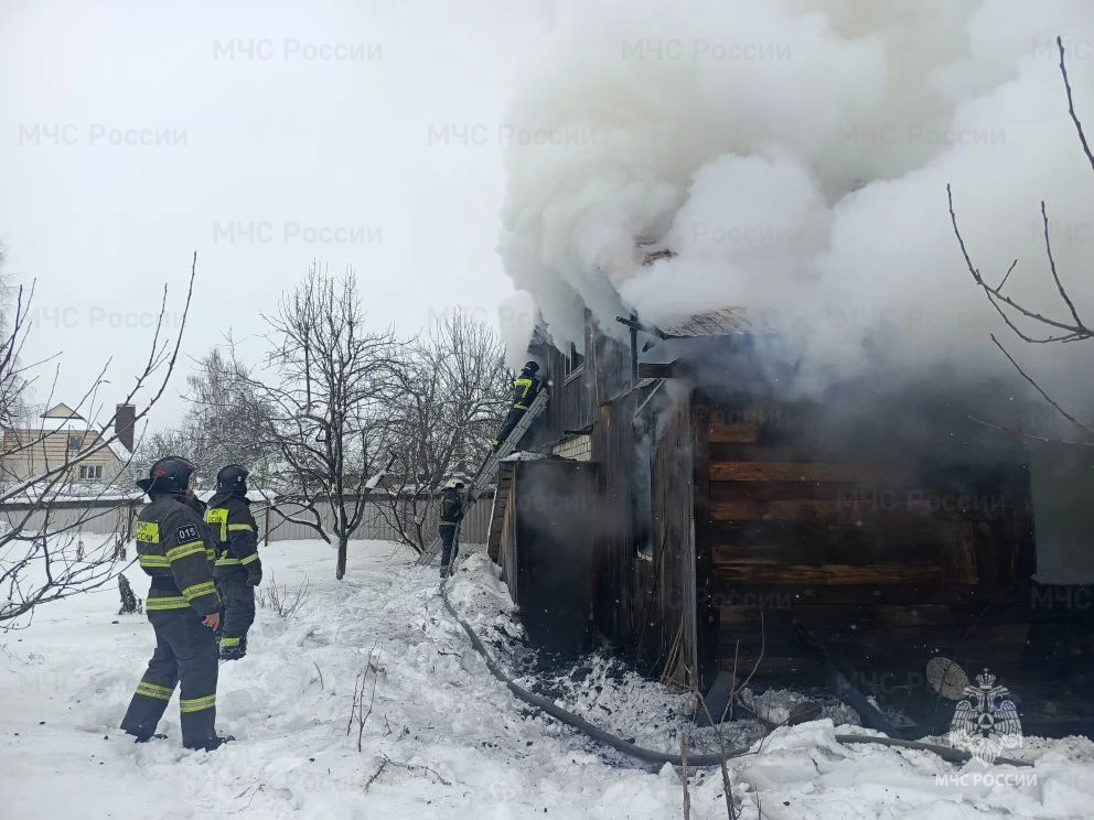 Человек пострадал на пожаре в бане в Брянском районе
