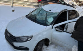 Легковушка из кювета вытащили спасатели в Супонево